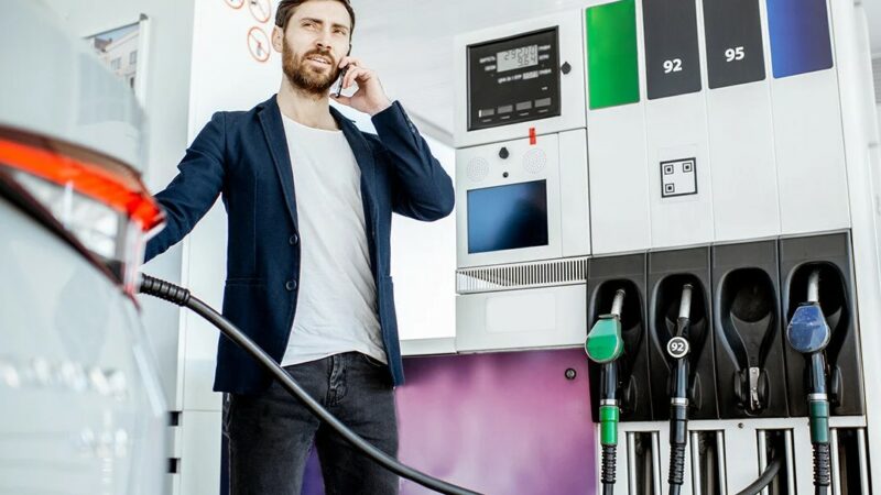 Pourquoi est-ce interdit d’utiliser son portable quand on fait le plein ?