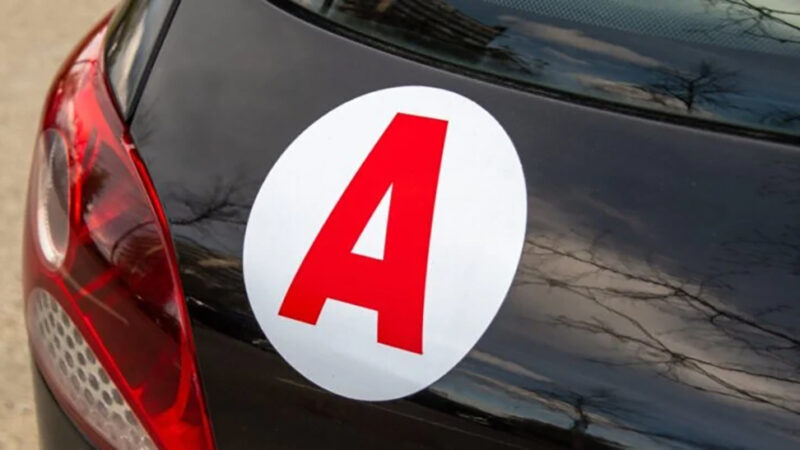 Bientôt possible de conduire dès 15 ans ?