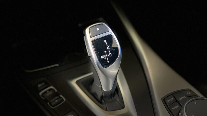 Boîte auto : mythe ou réalité, faut-il passer en neutre à un feu ?