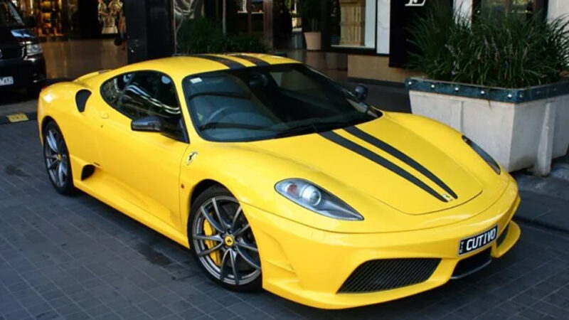Une réplique bon marché comparée à une véritable Ferrari F430 Scuderia !