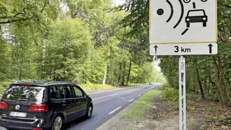 Ces poteaux ajourés qu’on voit sur certains panneaux de radars ne sont pas là par hasard, et mieux vaut le savoir