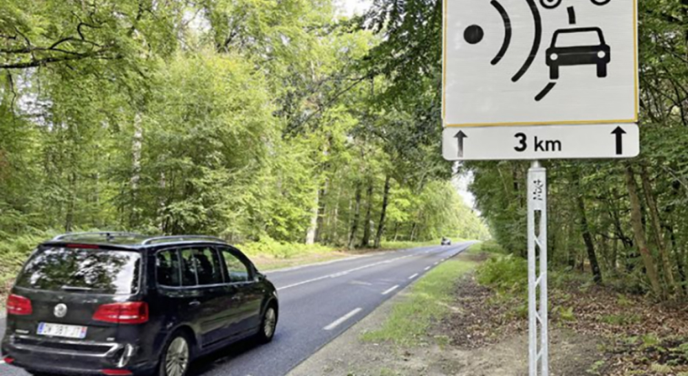 Ces poteaux ajourés qu’on voit sur certains panneaux de radars ne sont pas là par hasard, et mieux vaut le savoir