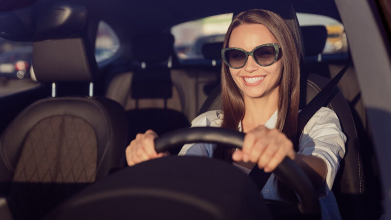 Le Code de la route est clair : peut-on (vraiment) conduire avec des lunettes de soleil ?