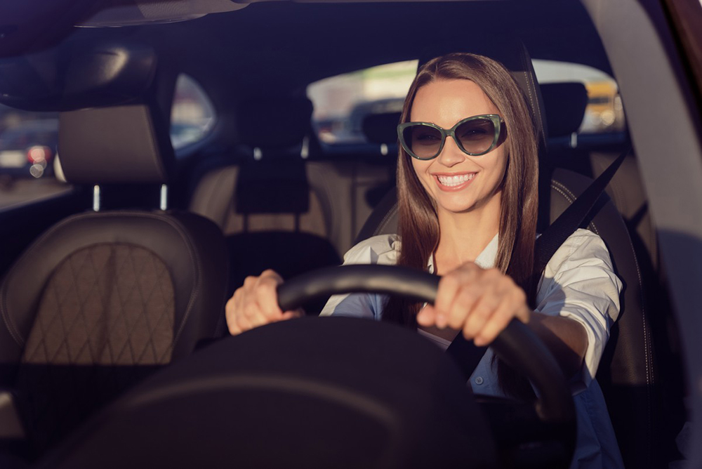 Le Code de la route est clair : peut-on (vraiment) conduire avec des lunettes de soleil ?