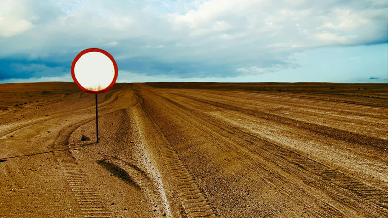Prendre une route avec ce panneau fait perdre 4 points – et on le trouve partout