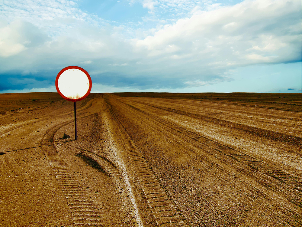 Prendre une route avec ce panneau fait perdre 4 points – et on le trouve partout