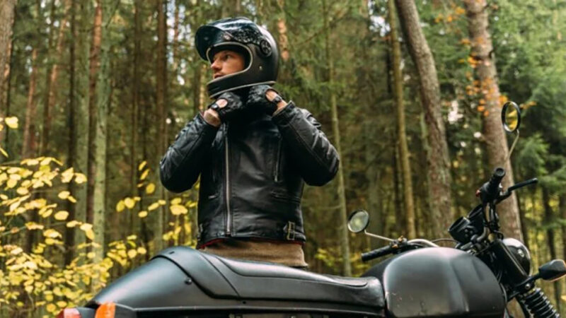 Pourquoi les motards mettent-ils leur main gauche sur le haut de leur casque ?