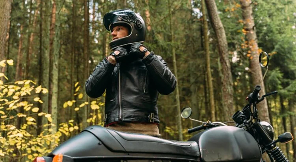 Pourquoi les motards mettent-ils leur main gauche sur le haut de leur casque ?