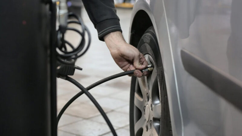 Ces erreurs sur la pression des pneus que même les bons conducteurs font
