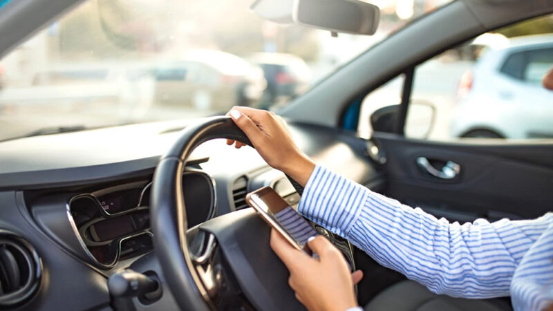 Un conducteur sur deux roule en mode « pilote automatique » : les chiffres qui inquiètent
