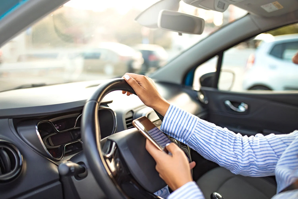 Un conducteur sur deux roule en mode « pilote automatique » : les chiffres qui inquiètent
