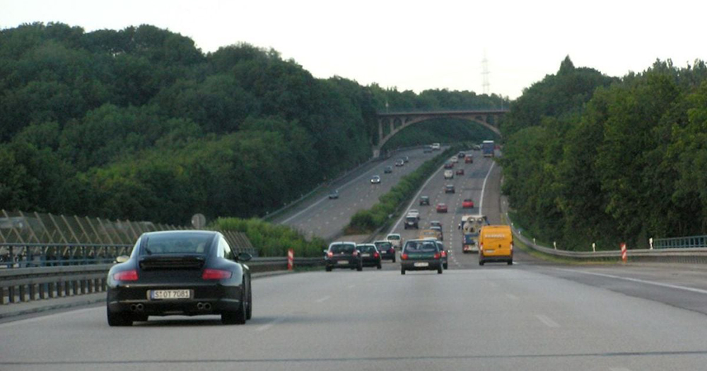 À 120 km/h sur l’autoroute, elle reçoit une amende de 7 500 € !