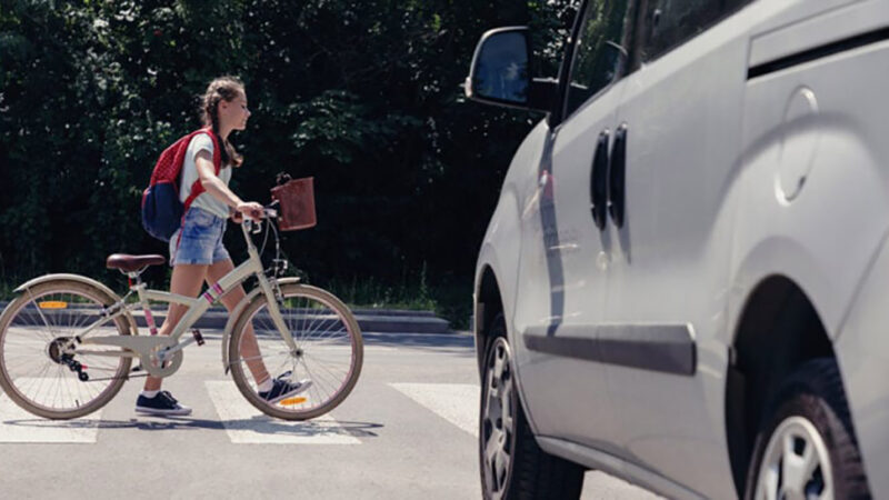 Cycliste à un passage piéton : est-il prioritaire ou doit-il attendre ?