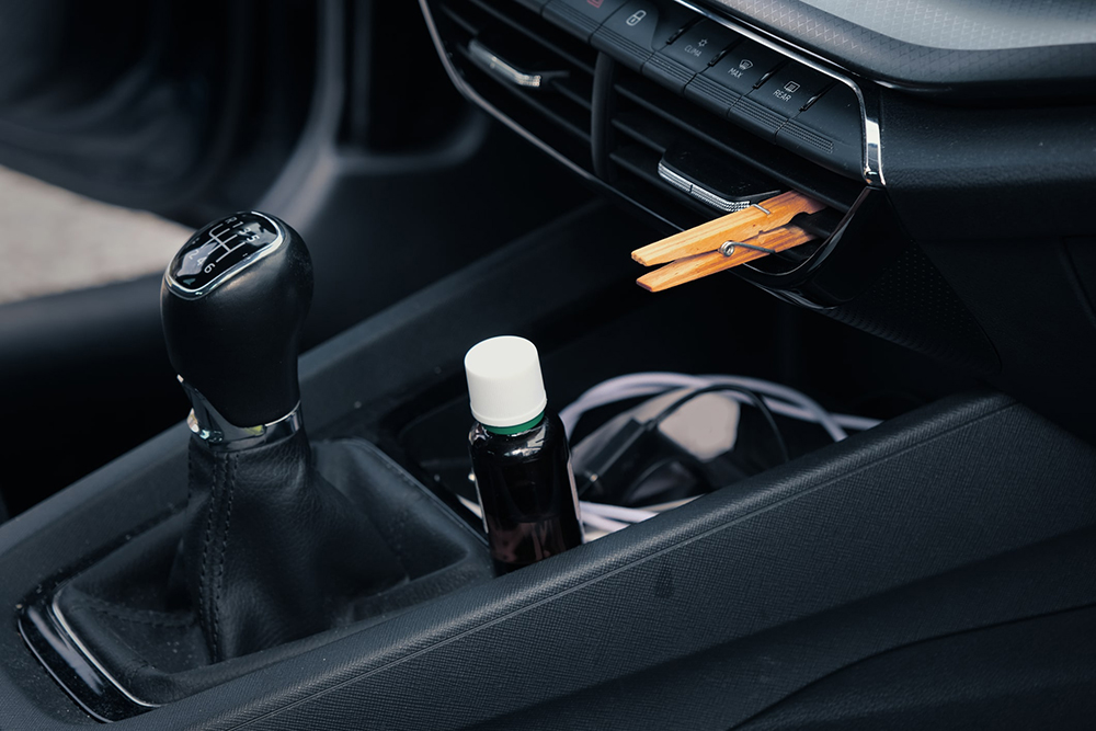 Problème de mauvaises odeurs dans votre voiture ? Voici une astuce durable et vraiment efficace !