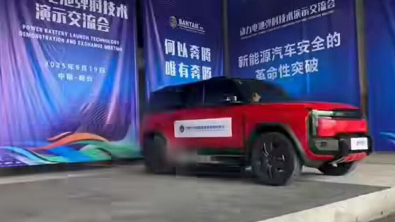 Un SUV électrique éjecte violemment sa batterie pour éviter un incendie !