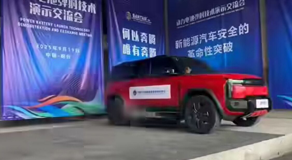 Un SUV électrique éjecte violemment sa batterie pour éviter un incendie !