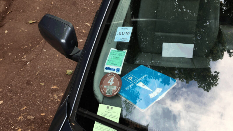 Vous avez encore ce disque de stationnement dans votre voiture ? Il peut vous coûter cher
