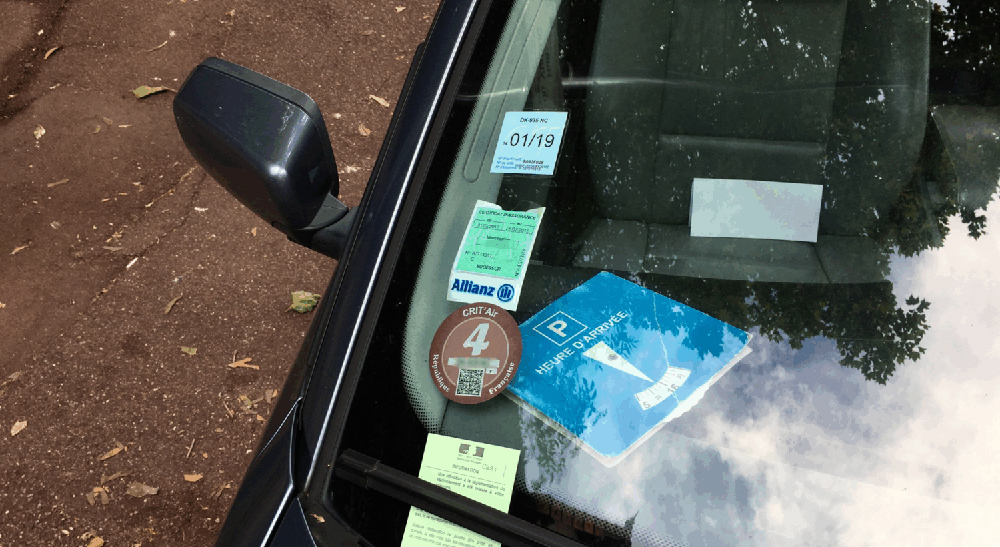 Vous avez encore ce disque de stationnement dans votre voiture ? Il peut vous coûter cher
