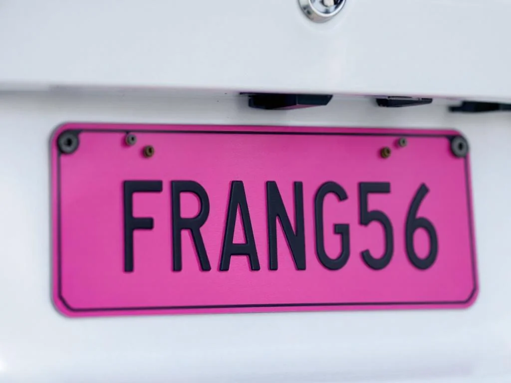 Plaques d’immatriculation roses : les contrôles s’intensifient en 2026