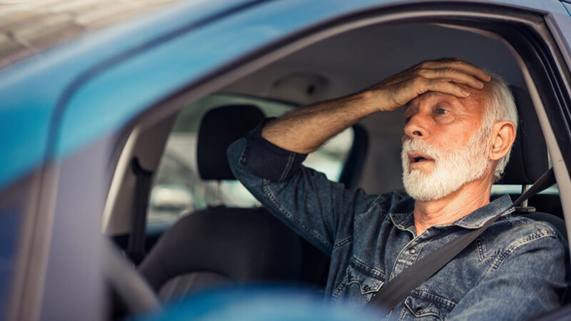 Une amende de 135 euros, 3 points et 3 ans sans permis pour ce geste banal que nous faisons tous au volant