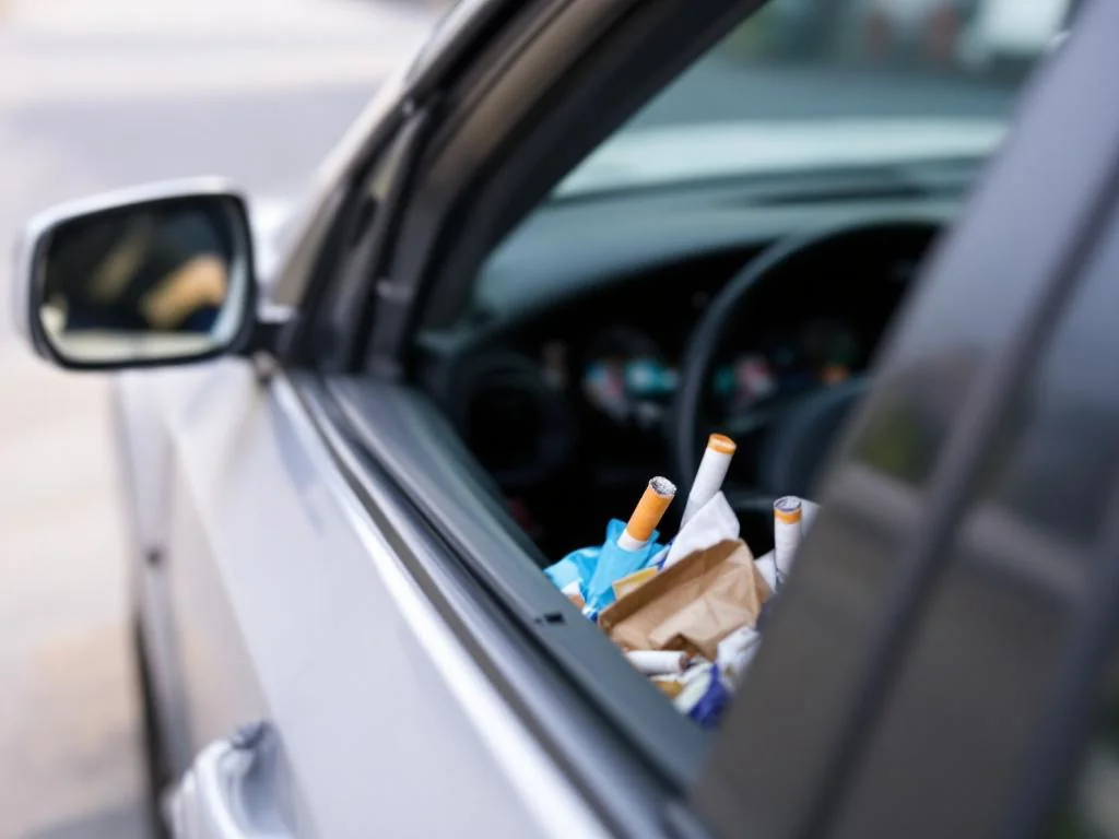 Déchets en voiture : 37 % des conducteurs continuent à jeter par la fenêtre