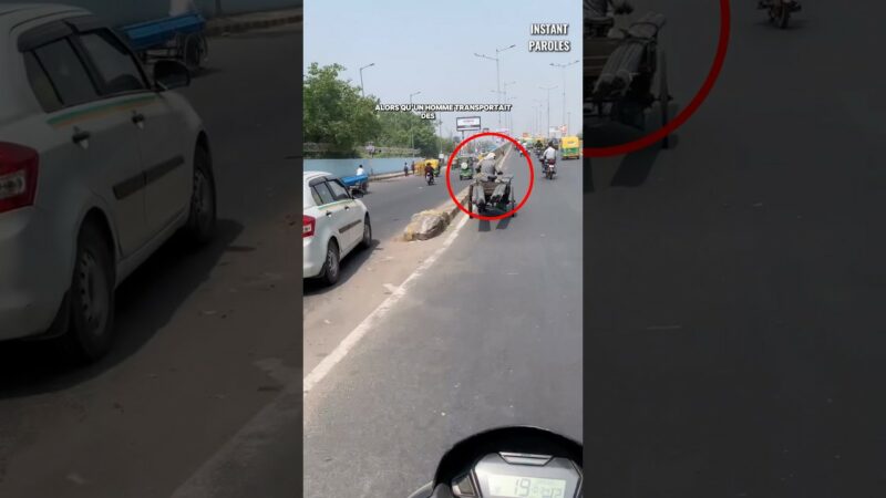 [Vidéo] Ce motard apporte une aide précieuse à cet homme en difficulté sur la route