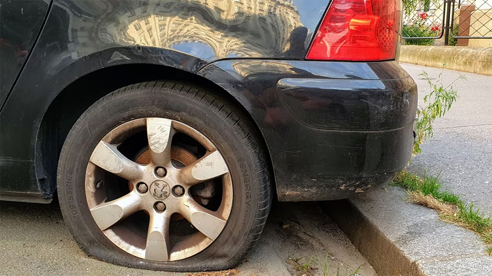 Vacances : attention, l’arnaque au pneu crevé fait son retour sur les routes