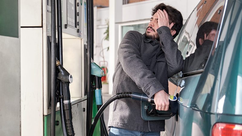 « On m’a demandé 5 euros à la pompe, j’ai fini par payer 90 euros » : l’arnaque qui terrorise les automobilistes