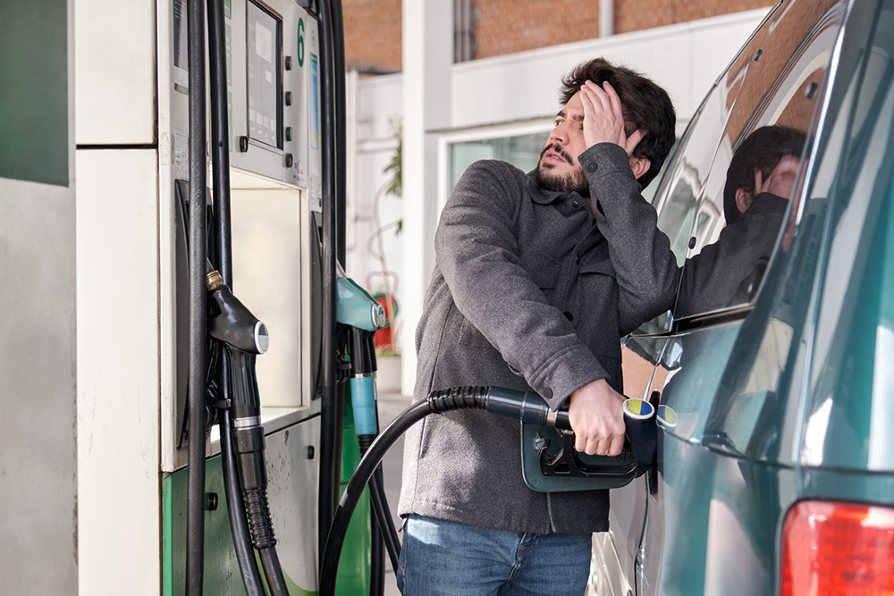 « On m’a demandé 5 euros à la pompe, j’ai fini par payer 90 euros » : l’arnaque qui terrorise les automobilistes