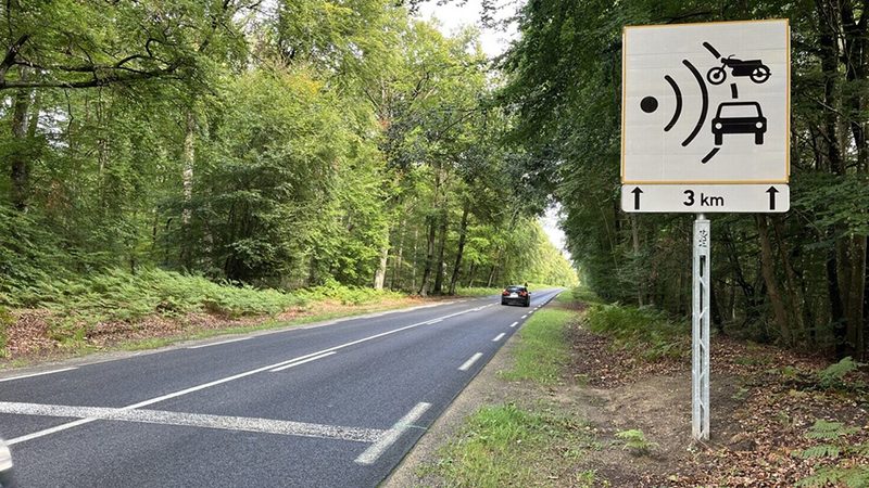 Panneaux de radars : à quoi servent vraiment les poteaux ajourés que l&rsquo;on voit sur certains d&rsquo;entre eux ?