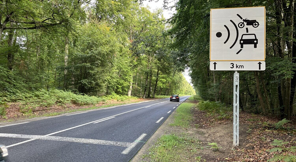 Panneaux de radars : à quoi servent vraiment les poteaux ajourés que l&rsquo;on voit sur certains d&rsquo;entre eux ?