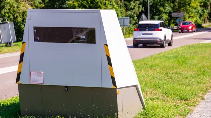 Un éleveur vole un radar avec son tracteur et le traîne dans un rond-point, il est condamné à 4 300 euros d&rsquo;amende