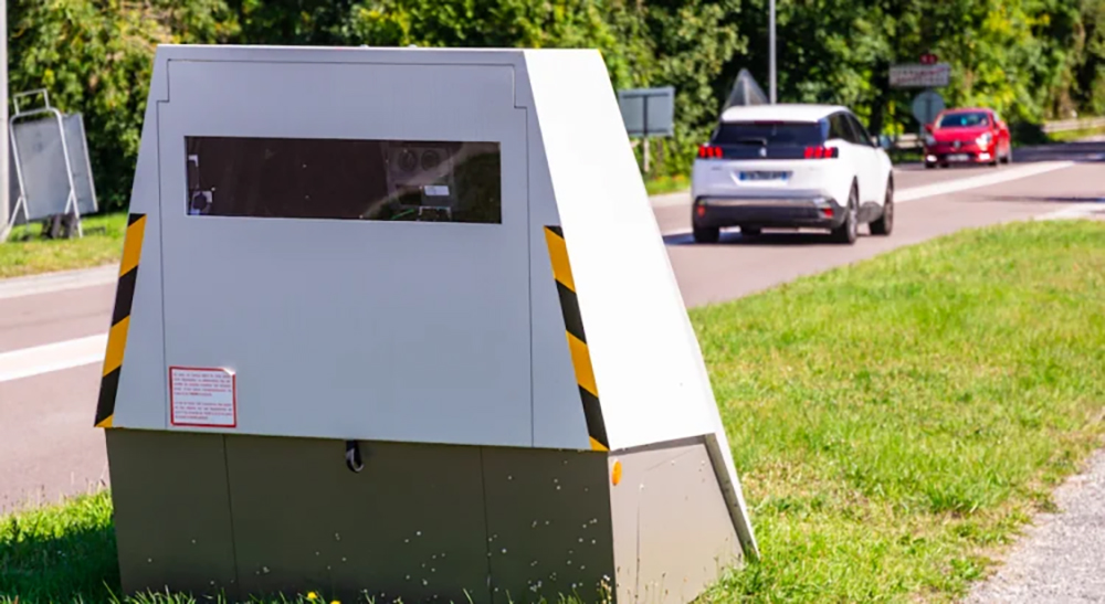 Un éleveur vole un radar avec son tracteur et le traîne dans un rond-point, il est condamné à 4 300 euros d&rsquo;amende